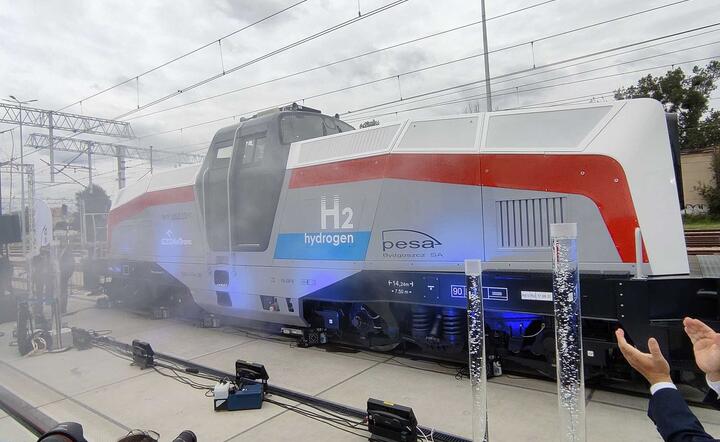 Pokaz SM42-6Dn, pierwszej polskiej lokomotywy wodorowej PESA  / autor: PESA