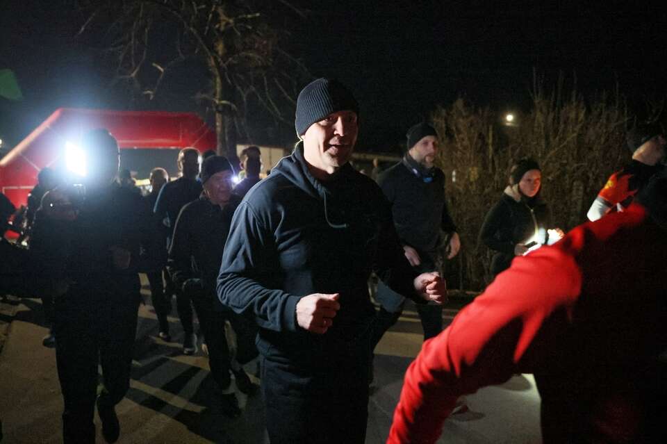 Prezydent RP Karol Nawrocki podczas VII Biegu Wyklętych, w miejscowości Wilczoruda / autor: PAP/Leszek Szymański