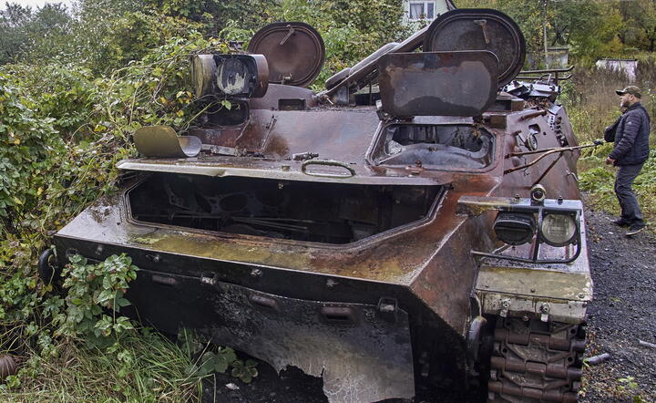 Zniszczony rosyjski czołg w obwodzie charkowskim / autor: PAP/EPA