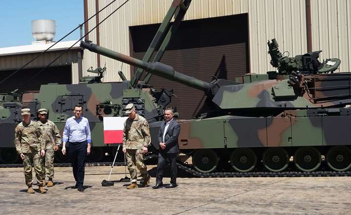  Ówczesny premier Mateusz Morawiecki  w zakładach Anniston Army Depot w Alabamie, gdzie  były remontowane zamówione przez Polskę czołgi / autor: MK/Fratria