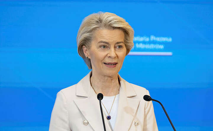 Von der Leyen i jej ekipa od lat grają w tę samą grę. Za każdym razem obiecują „transformację”, „nowe miejsca pracy” i „strategiczną autonomię”. A w praktyce mamy droższą energię, uciekające inwestycje i chińskie panele na dachach, bo europejskie zakłady zamykają się jedne po drugich / autor: Fratria