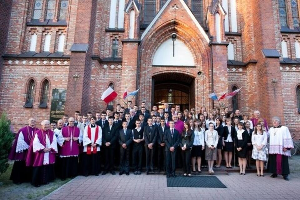 Duchowni z młodzieżą przed kościołem w Sadownem. Fot. parafia-sadowne.pl