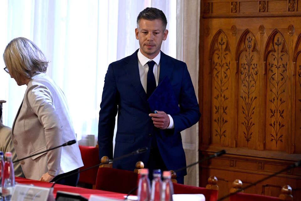 Na zdjęciu Peter Magyar na spotkaniu przygotowawczym przed inauguracyjną sesją parlamentu / autor: PAP/EPA