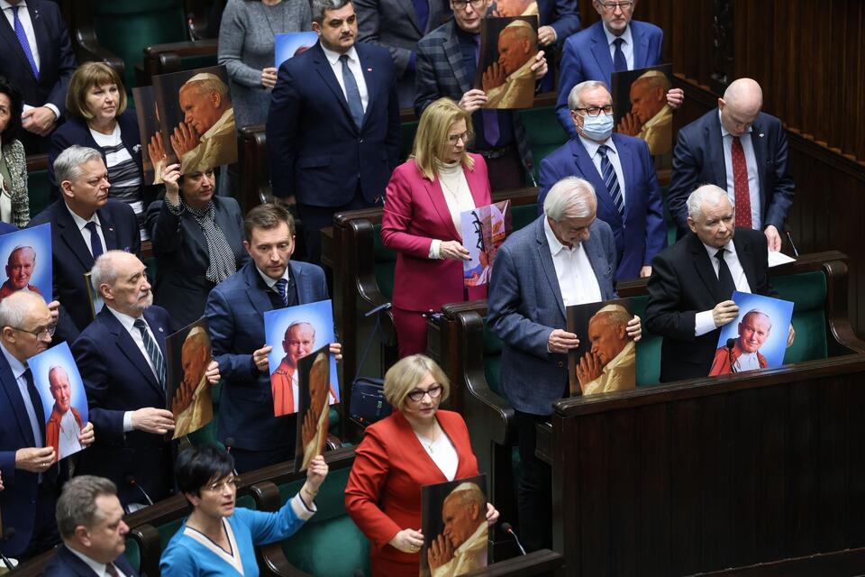 Uchwała ws. obrony dobrego imienia św. Jana Pawła II została przyjęta przez Sejm.  / autor: PAP/Rafał Guz
