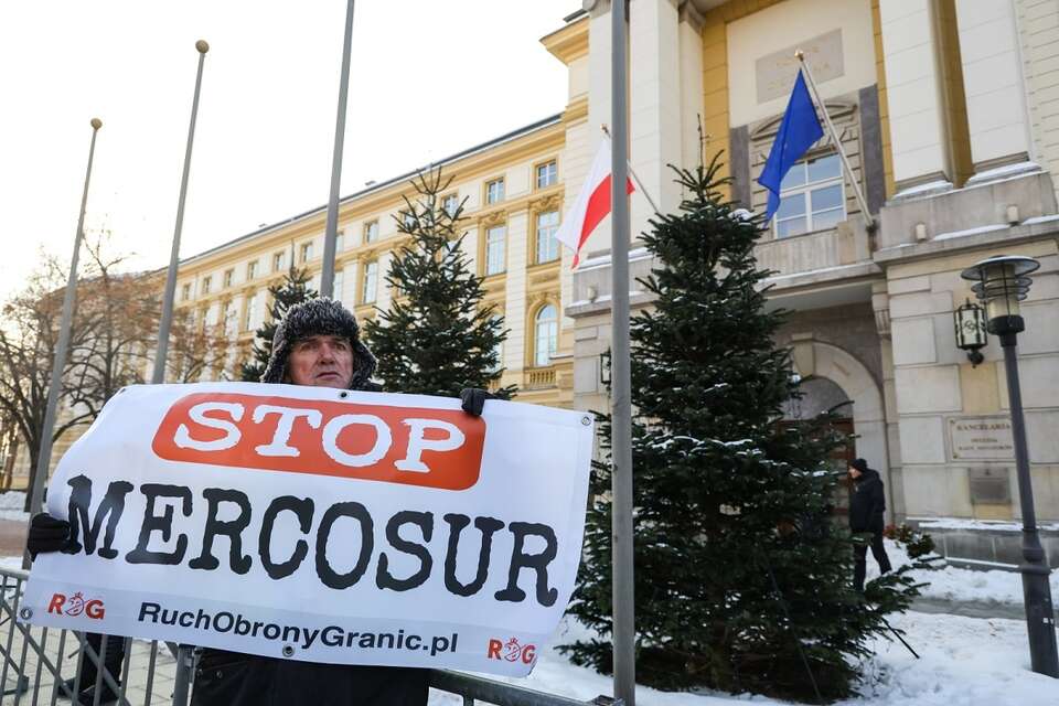 Na zdjęciu uczestnik ogólnopolskiego protestu rolników w Warszawie przed Kancelarią Prezesa Rady Ministrów, z tabliczką "STOP MERCOSUR" / autor: PAP/Paweł Supernak