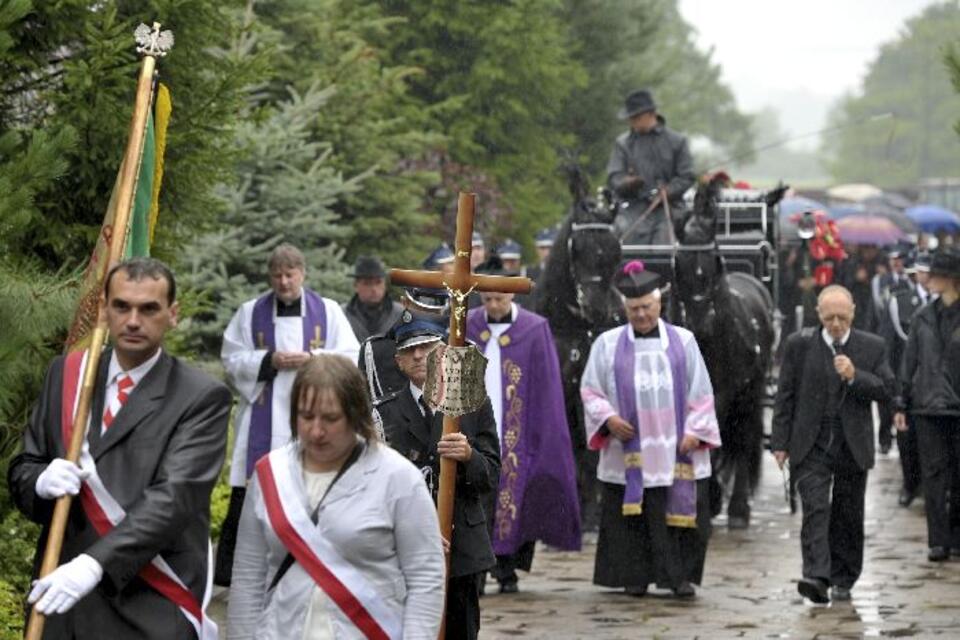 Andrzej Lepper został pochowany na cmentarzu w miejscowości Krupy. Fot.PAP/Adam Warżawa