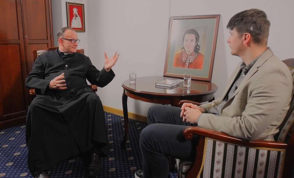 Ks. Jarosław Wąsowicz w rozmowie z Danielem Nawrockim / autor: YT: TV wPolsce24