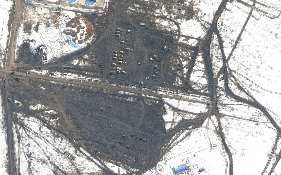 Ruchy wojsk rosyjskich w pobliżu Ukrainy - nowe zdjęcia firmy Maxar Technologies / autor: PAP/EPA