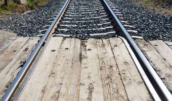 Kolej odcina rolników od pól. Chcesz mieć przejazd, to go sobie zbuduj