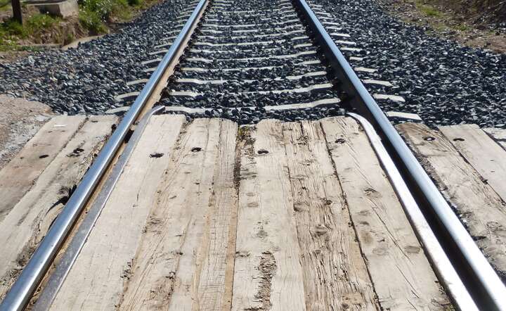 W Polsce wciąż można jeszcze spotkać takie prowizoryczne przeprawy przez tory kolejowe (zdj. poglądowe) / autor: Pixabay