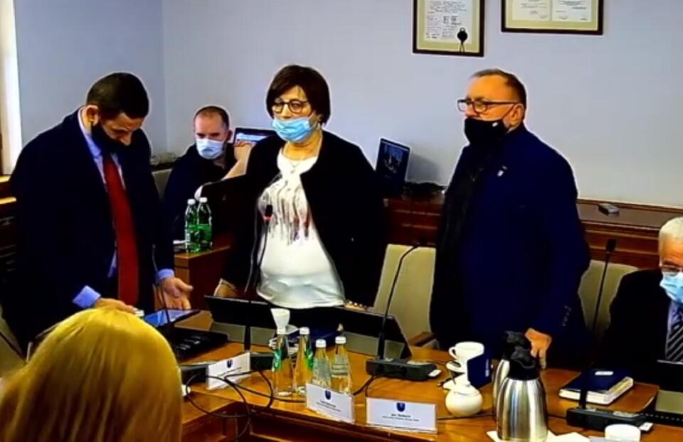 Podczas sesji Rady Gminy Stary Sącz radni odśpiewali "Bogurodzicę" / autor: screen Youtube/Gmina Stary Sącz