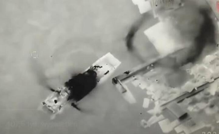Moment trafienia rosyjskiej jednostki przez pocisk z ukraińskiego drona zarejestrowany z kamery na  dronie wywiadowczym / autor: Twitter / @DefenceU