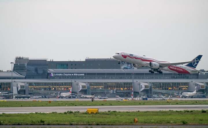 Boeing 787 Dreamliner w barwach PLL LOT startuje z lotniska Chopina / autor: Fratria /AS