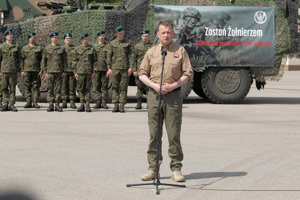 Minister obrony narodowej Mariusz Błaszczak podczas inauguracji pierwszego szkolenia ochotników do dobrowolnej zasadniczej służby wojskowej / autor: PAP