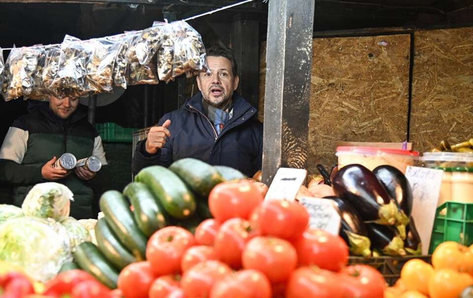 Rafał Trzaskowski na bazarze przy Hali Mirowskiej / autor: PAP/Radek Pietruszka