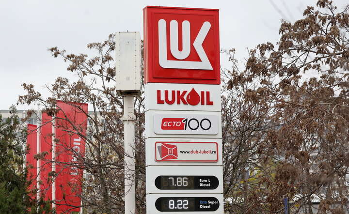 Stacja benzynowa rosyjskiego koncernu Lukoil w Bukareszcie  / autor: PAP/EPA/ROBERT GHEMENT 