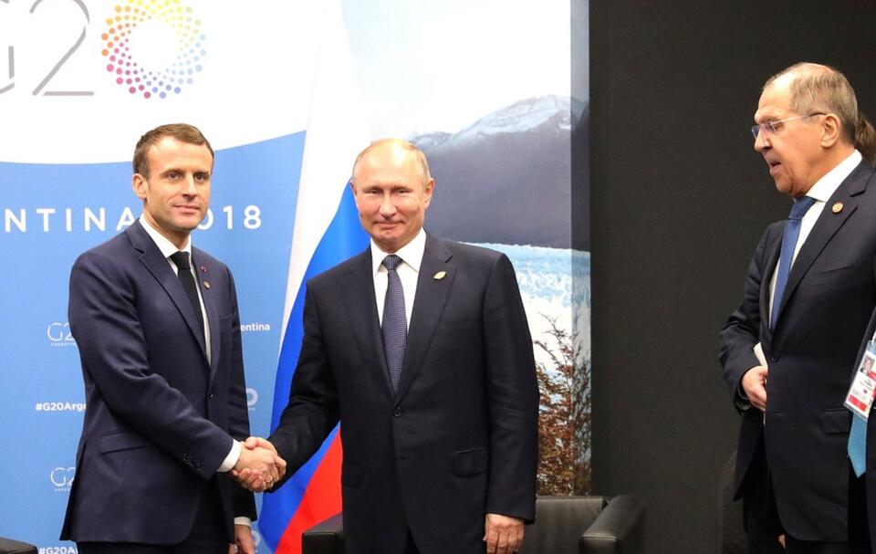 Emmanuel Macron i Władimir Putin na szczycie G20 w Argentynie (2018). Z prawej Siergiej Ławrow / autor: kremlin.ru, CC BY 4.0 <https://creativecommons.org/licenses/by/4.0>, via Wikimedia Commons