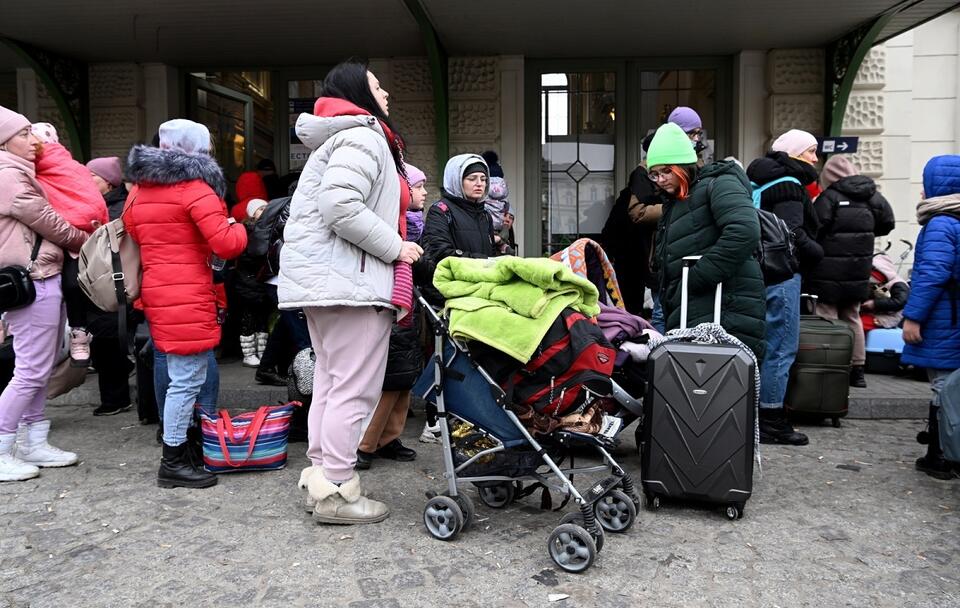 Uchodźcy z Ukrainy przed Dworcem Głównym PKP w Przemyślu / autor: PAP/Darek Delmanowicz