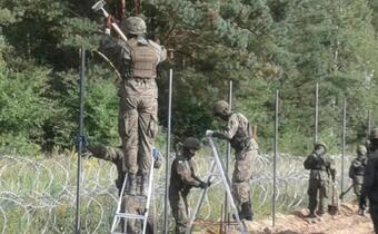 Wojsko buduje płot na granicy z Białorusią