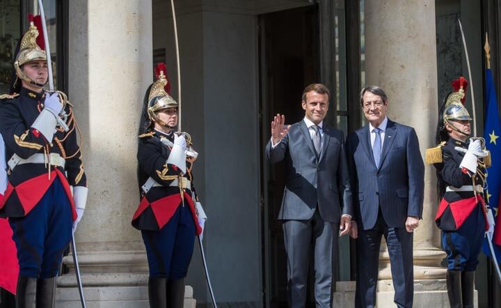 Prezydent Francji Emmanuel Macron i Prezydent Cypru Nikos Anastasiades / autor: PAP/EPA/CHRISTOPHE PETIT TESSON