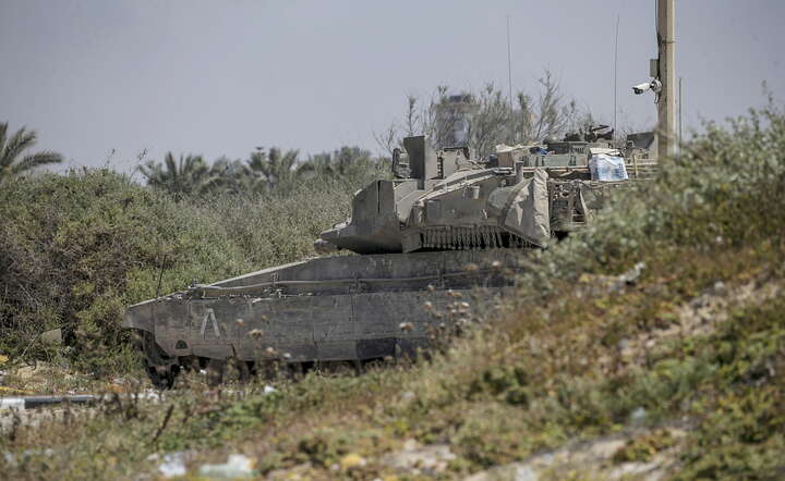 Izraelski czołg biorący udział w pacyfikacji Strefy Gazy / autor: PAP/EPA/MOHAMMED SABER
