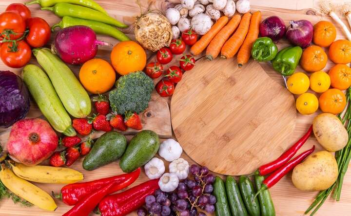 Podstawą diety sprzyjającej profilaktyce nowotworów powinny być przede wszystkim produkty roślinne: warzywa i owoce / autor: Pixabay