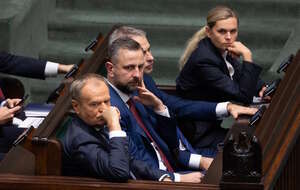 Donald Tusk i ministrowie w ławach rządowych / autor: Fratria