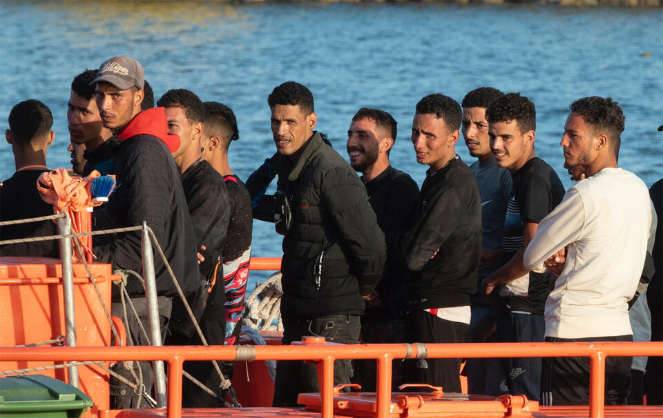 Zdjęcie ilustracyjne - migranci przypływają na hiszpańską wyspę Lanzarote. / autor: PAP/EPA