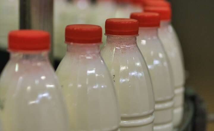 Zwrotne butelki po mleku. Smród w domach i sklepach?