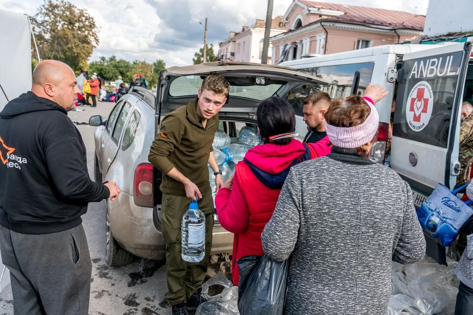 Water delivery in the city of Izium. A photo of Andrzej Skarczynski, a photojournalist of our editorial office / autor: Andrzej Skwarczyński