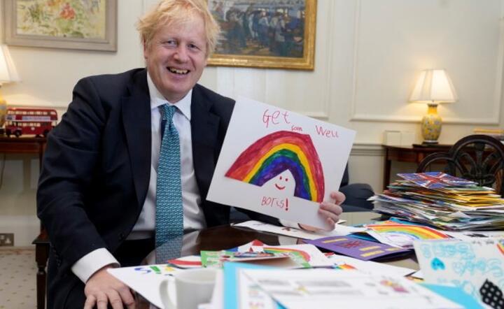  Premier czyta kartki wysłane przez dzieci, gdy zachorował na Covid-19 na Downing Street 10 w Londynie, 1 maja 2020 r.  / autor: AP/EPA/ANDREW PARSONS / DOWNING STREET HANDOUT