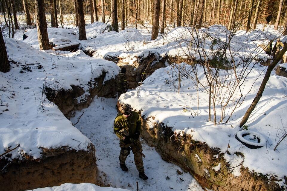 Ukraiński cywil podczas pięciodniowego szkolenia ukraińskiego ruchu oporu na poligonie pod Kijowem / autor: PAP/Vladyslav Musiienko