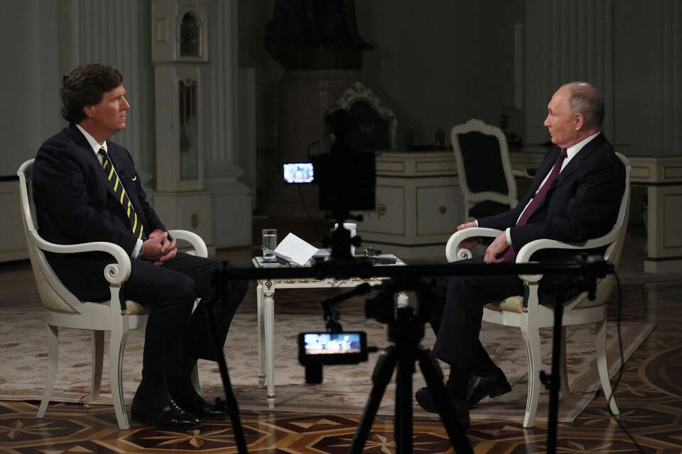Prezydent Rosji Władimir Putin (po prawej) uczestniczy w wywiadzie z amerykańskim dziennikarzem Tuckerem Carlsonem na Kremlu w Moskwie / autor: PAP/EPA/GAVRIIL GRIGOROV/SPUTNIK/KREMLIN POOL