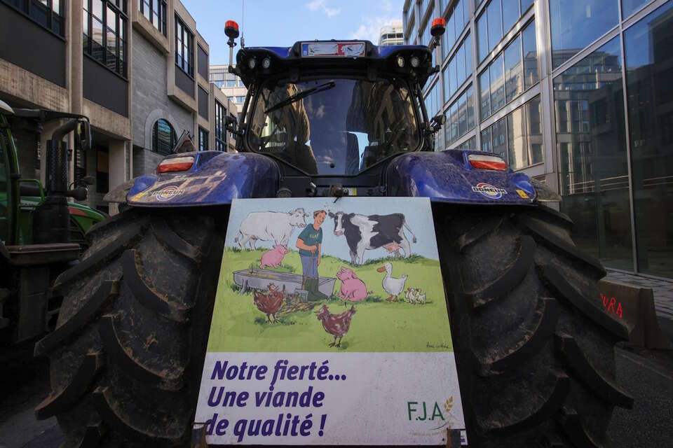 protestu rolników obok Parlamentu Europejskiego / autor: PAP/EPA/OLIVIER MATTHYS
