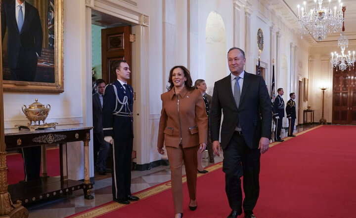 Wiceprezydent USA Kamala Harris (L) będzie przewodniczyć posiedzeniu Kongresu  ws. wyniku wyborów prezydenckich / autor: PAP/EPA/LEIGH VOGEL