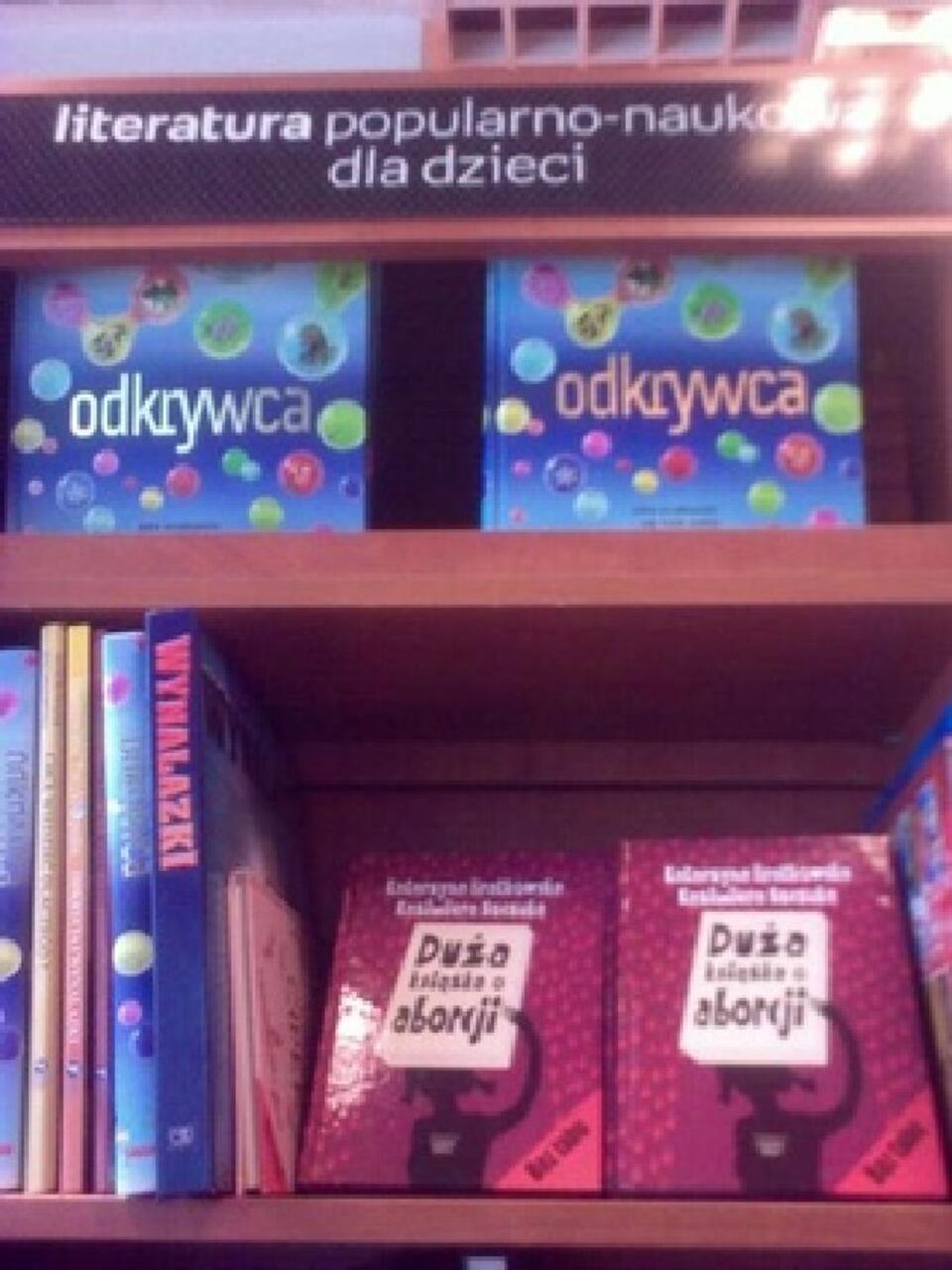 Tak wyglądała półka z książkami dla dzieci w warszawskim Empiku w sobotę 3 września (zdjęcie zrobione telefonem komórkowym). Po interwencjach książki zostały obrócone grzbietem, fot. Tomasz Rożek, GN