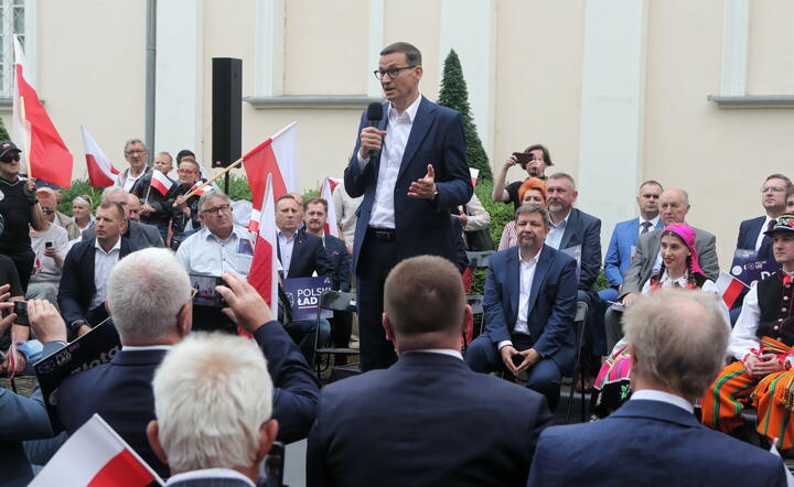 Premier Mateusz Morawiecki (C) podczas wizyty w Łowiczu / autor: PAP/Roman Zawistowski