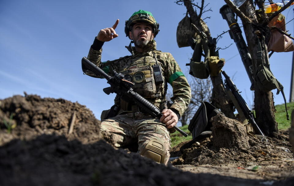 Ukraiński żołnierz w pobliżu Bachmutu w obwodzie donieckim / autor: PAP/EPA/OLEG PETRASYUK