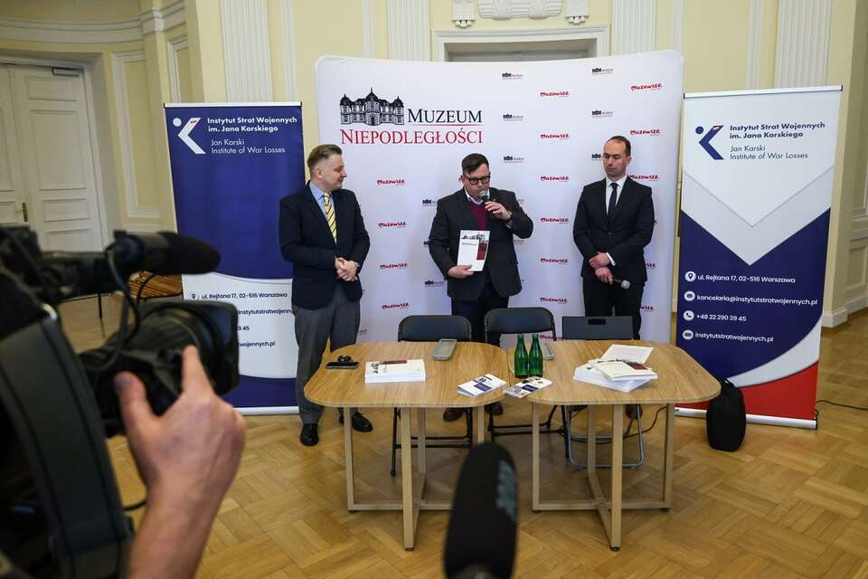 Zastępca szefa KPRM Jakub Stefaniak (PSL), dyrektor ISW im. Jana Karskiego Bartosz Gondek i historyk Damian K. Markowski podczas prezentacji wydania 1. numeru czasopisma naukowego "Studia i Materiały Instytutu Strat Wojennych" / autor: PAP/Albert Zawada