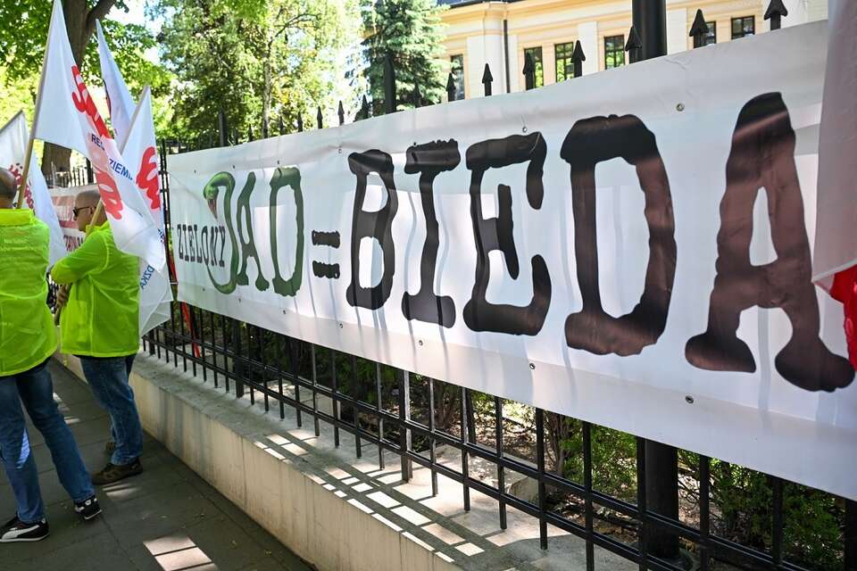 Protest NSZZ "Solidarność" przed siedzibą Trybunału Konstytucyjnego w Warszawie / autor: PAP/Radek Pietruszka