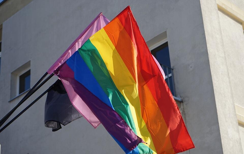 Środowiska LGBTQ krytykują fałszywych gejów i lesbijki