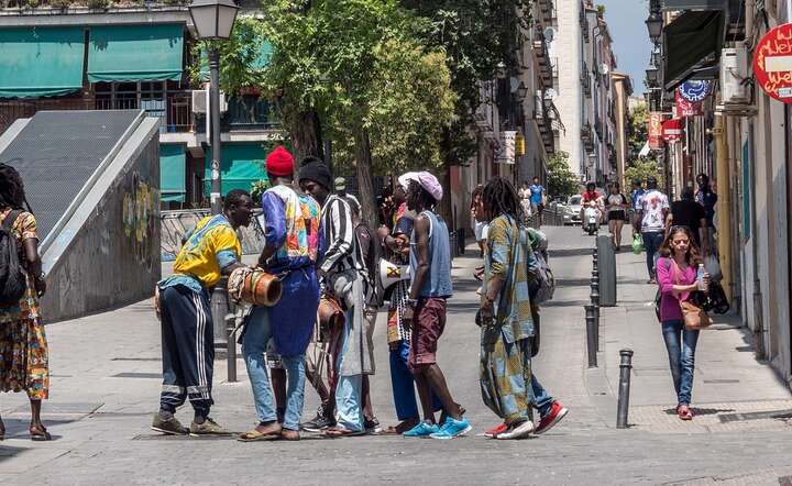 Grupa migrantów z Afryki na ulicy w Madrycie, stolicy Hiszpanii / autor: Pixabay