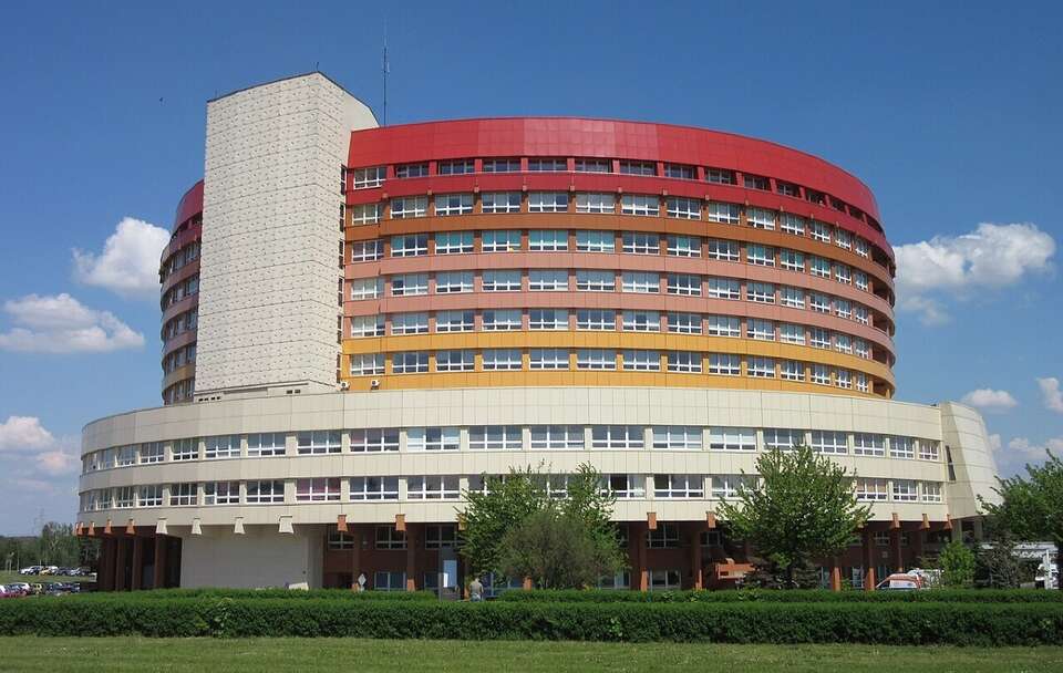 Wojewódzki Szpital Zespolony im. Ludwika Perzyny w Kaliszu / autor: Peżot/CC/WIkimedia Commons/https://creativecommons.org/licenses/by-sa/4.0