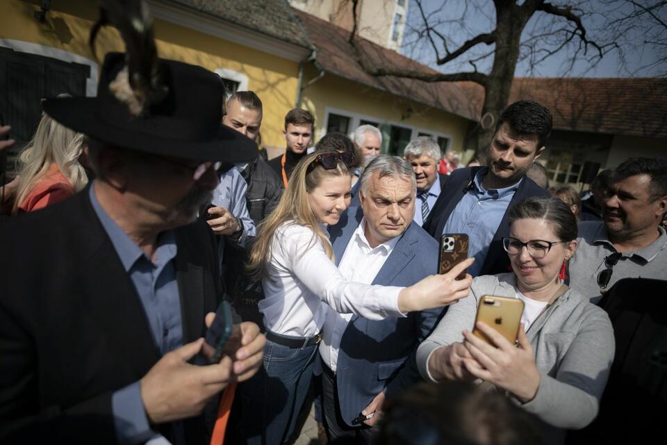 Premier Orban na kampanijnym szlaku, miasto Békéscsaba, 20 marca 2022 roku / autor: PAP/EPA