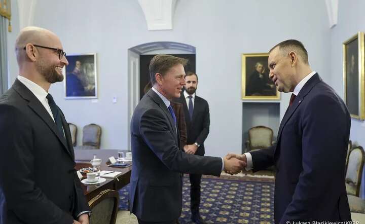 Prezydent Karol Nawrocki (P) spotkał się z delegacją Meta Platforms z wiceprezesem i szefem ds. polityki globalnej Kevinem Martinem (L) na czele / autor: materiały prasowe KPRP / fot. Łukasz Błasikiewicz