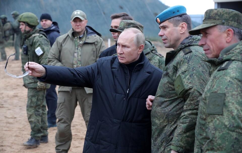Putin monitoruje postępy w przeszkoleniu zmobilizowanych mężczyzn / autor: PAP/EPA