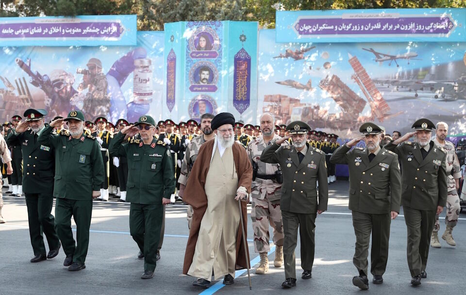 Ali Chamenei i wojskowi / autor: PAP/EPA/IRANIAN SUPREME LEADER OFFICE / HANDOUT
