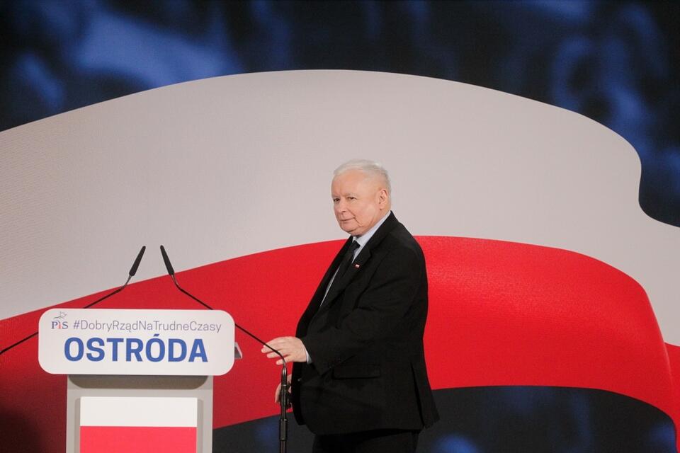 Prezes PiS Jarosław Kaczyński podczas spotkania z mieszkańcami Ostródy / autor: PAP/Tomasz Waszczuk
