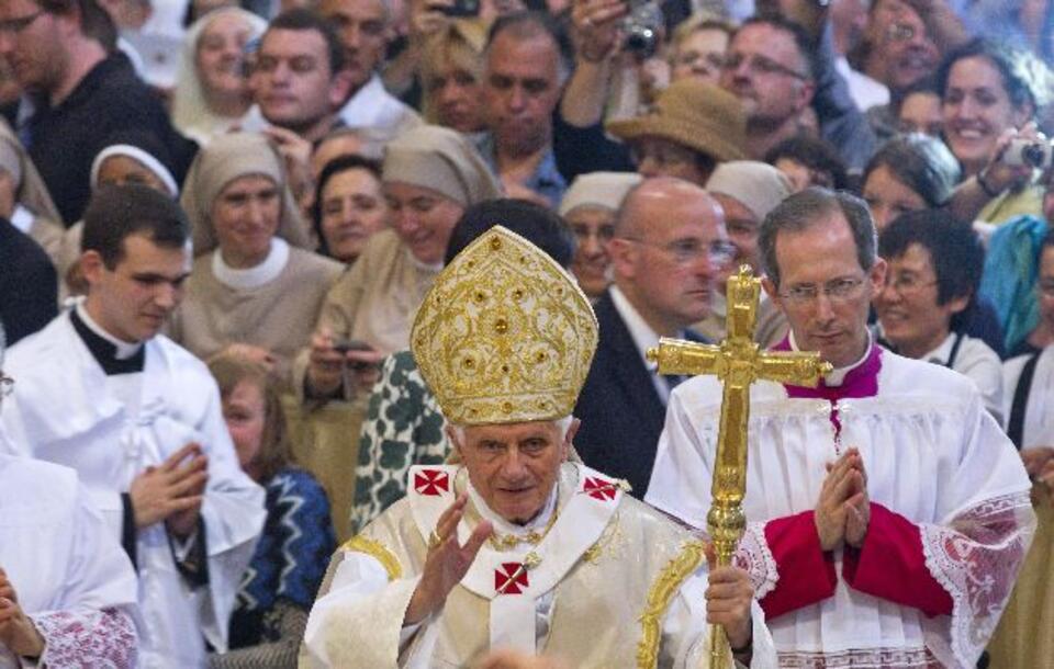 Ojciec Święty Benedykt 16  prowadzi Procesję Bożego Ciała, 23 czerwca 2011 roku