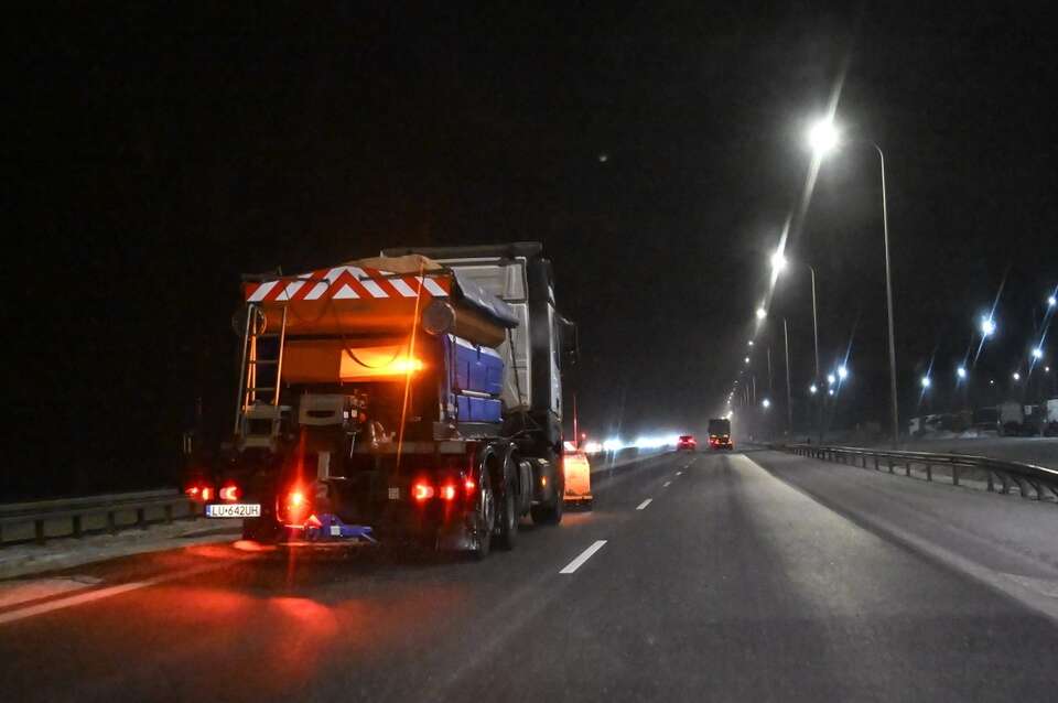 Pługoposypywarka na trasie S7 w okolicy miejscowości Narusa, zdjęcie z 30 grudnia ub.r. Trwa ostry atak zimy w woj. warmińsko-mazurskim / autor: PAP/Andrzej Jackowski